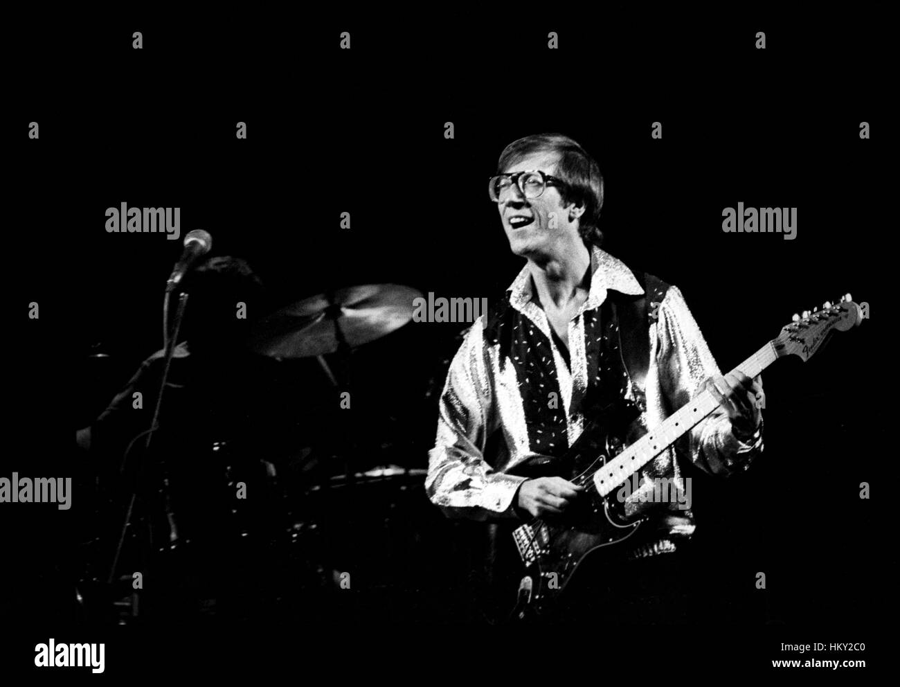Hank Marvin Gitarrist und Mitglied der Pop-Gruppe die Schatten auf der Bühne Southampton Gaumont Theatre am 8. Oktober 1980 Stockfoto
