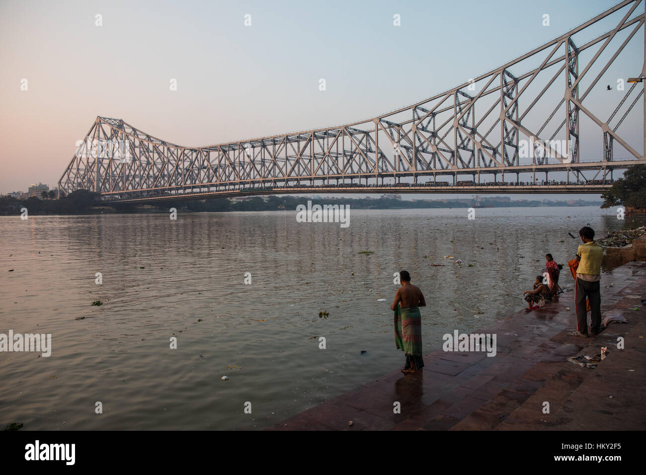Howrah Bridge, die den Fluss Hooghly in Kolkata (Kalkutta), West Bengal, Indien überquert. Stockfoto