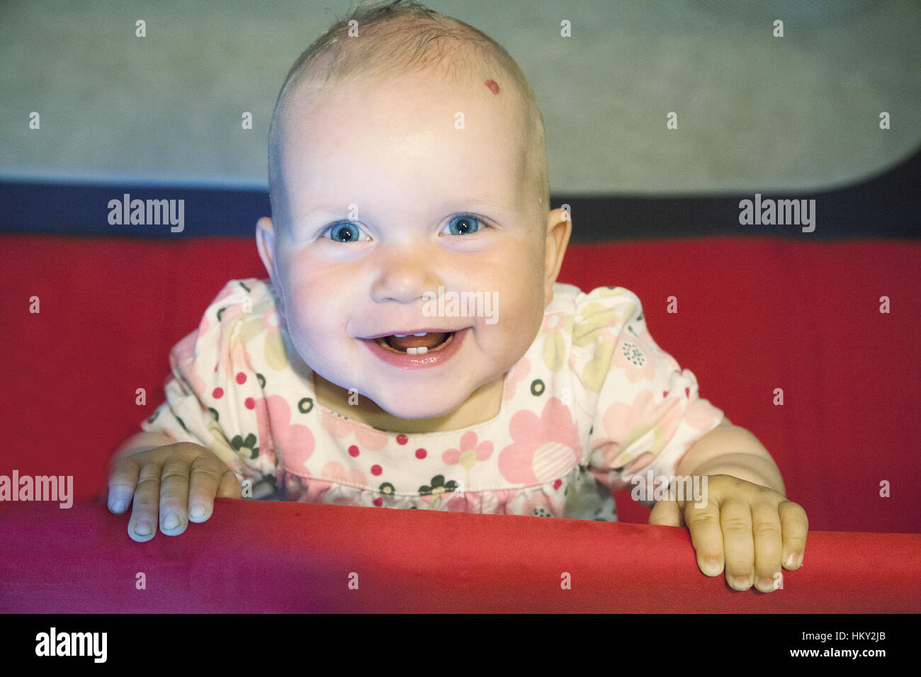 Porträt von lächelndes Babymädchen im Bett stehen Stockfoto