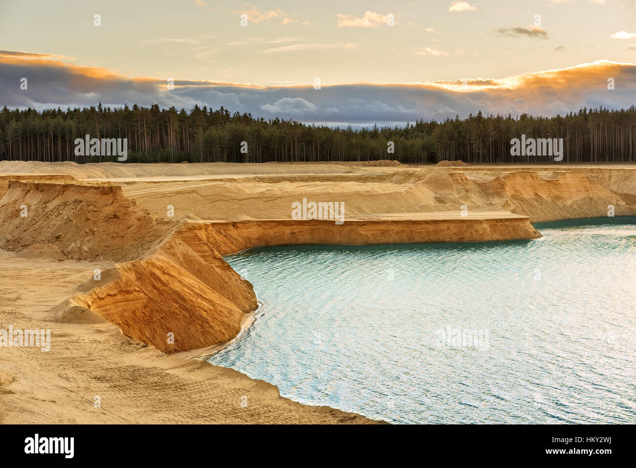 Sand Steinbruch mit blauen See in der herrlichen Himmel. Stockfoto