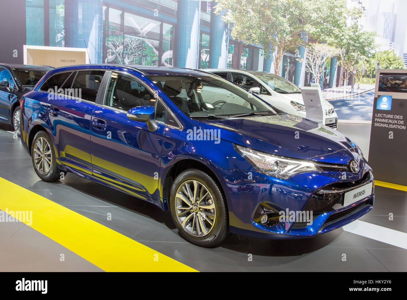 Brüssel - 12. Januar 2016: Toyota Avensis auf dem Display auf dem Brüsseler Autosalon. Stockfoto