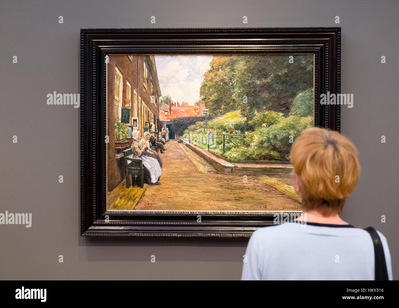 Besucher betrachten Gemälde Stevenstift in Leiden, von Max Liebermann am neuen Museum Barberini in Potsdam Deutschland Stockfoto