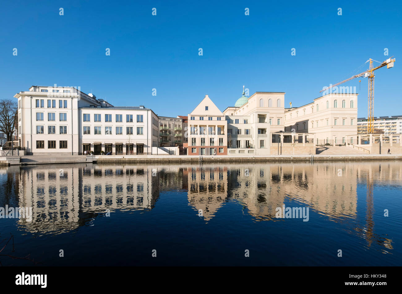 Neue Immobilienentwicklung und Museum Barberini rechts an der Otto-Braun-Platz-Potsdam Stockfoto