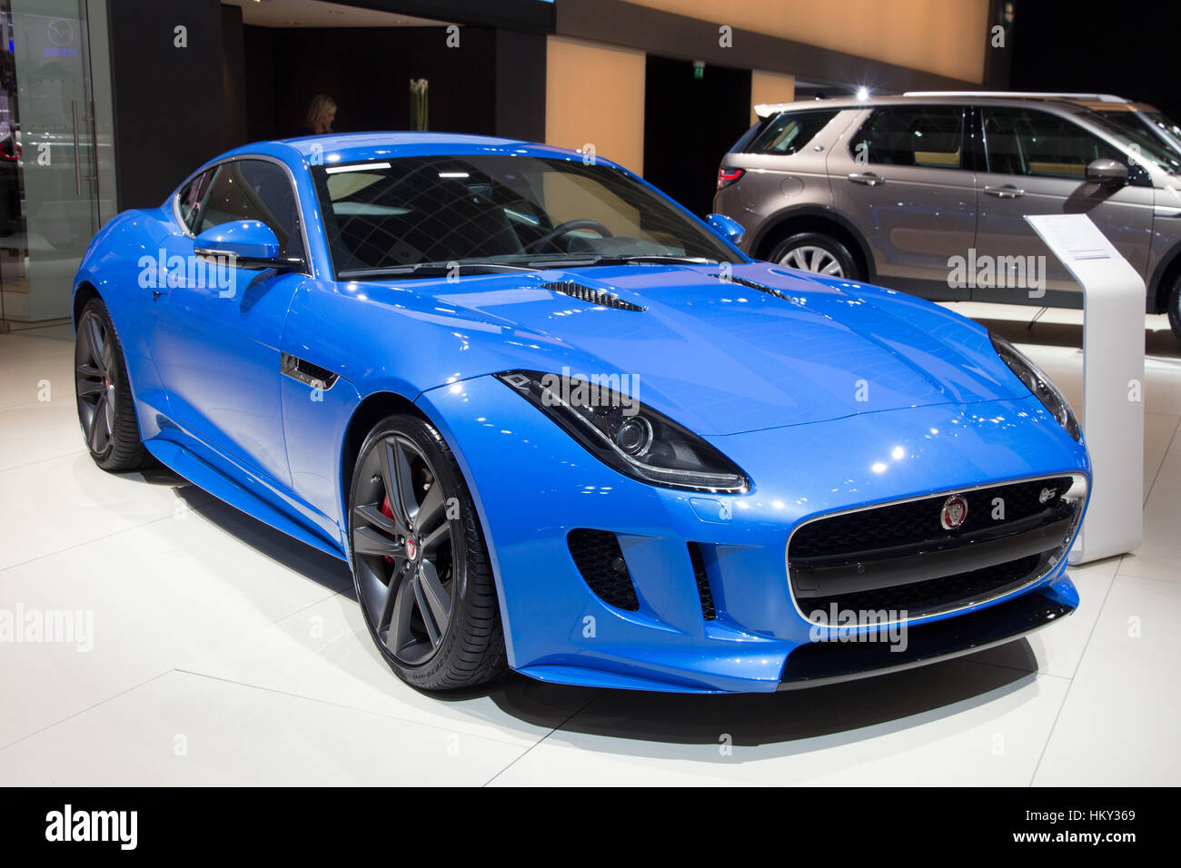 Brüssel - 12. Januar 2016: Jaguar F-Type Coupé auf dem Display auf dem Brüsseler Autosalon. Stockfoto