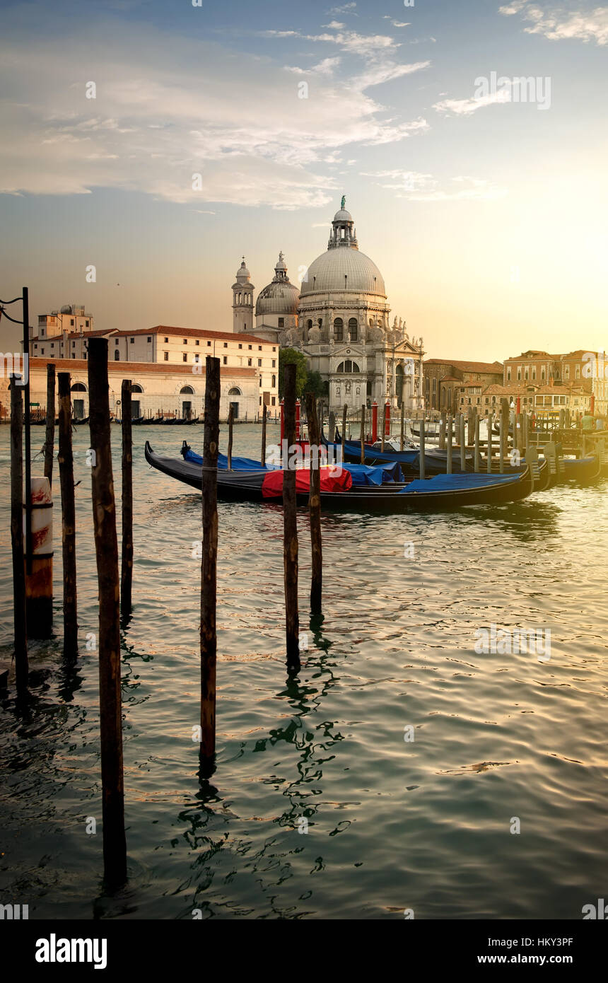 Basilica di Santa Maria della Salute und Gondeln bei Sonnenuntergang in Venedig, Italien Stockfoto