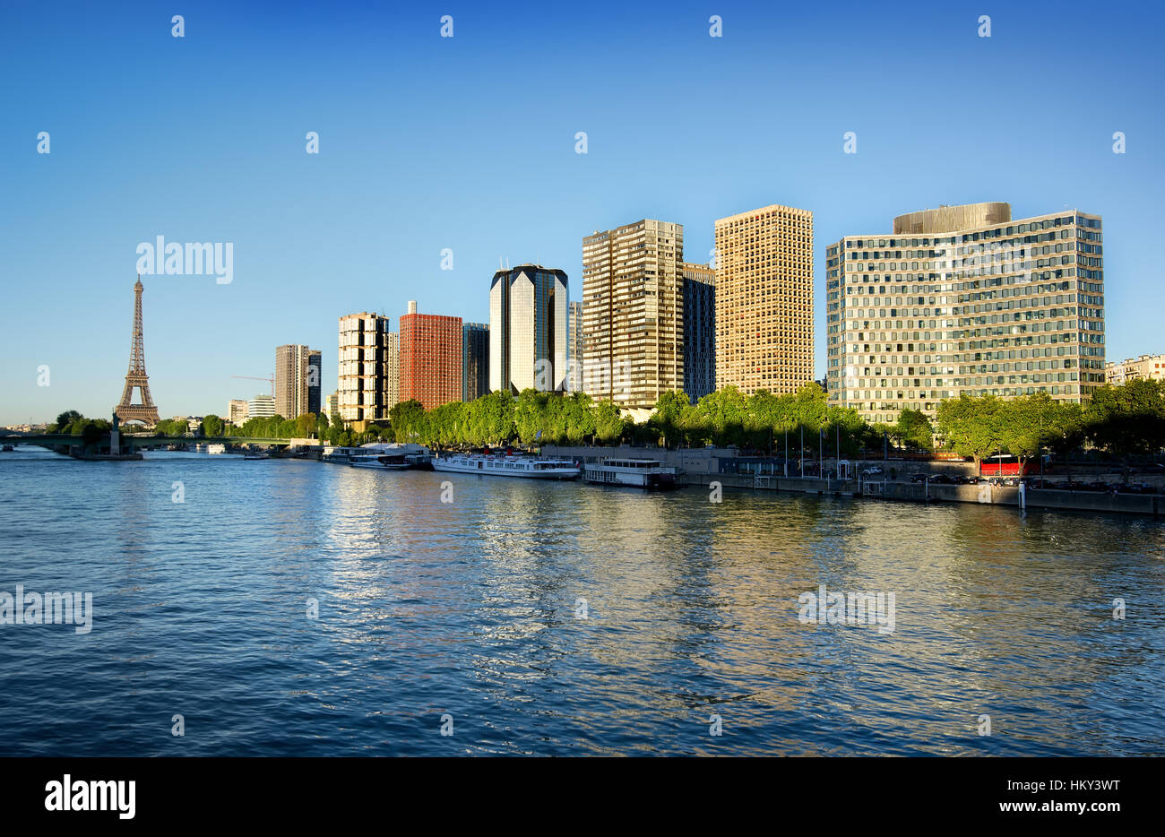 Moderne Stadtteil von Wolkenkratzern auf Seine mit Blick auf den Eiffelturm in Paris, Frankreich Stockfoto