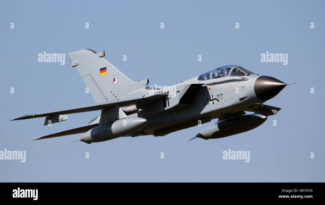 GILZE-RIJEN, Niederlande - SEP 7, 2016: Deutsche Luftwaffe Tornado-Bomber Jet machen einen schnellen Vorbeiflug über der airbase Stockfoto