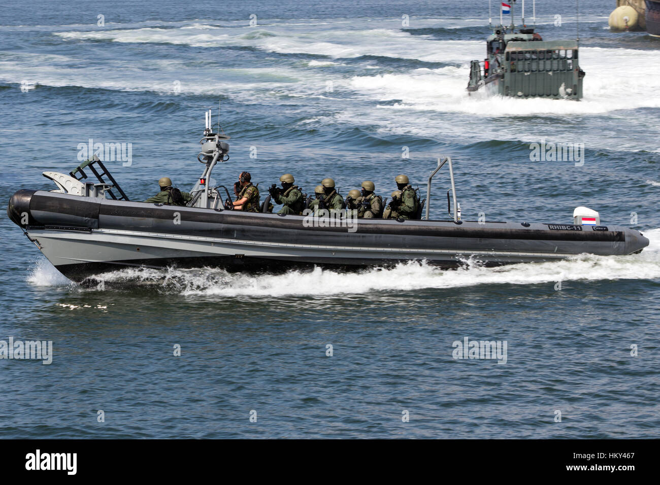 DEN HELDER, Niederlande - 7.Juli: Niederländische Swat-Teams in einem Schnellboot während einem Angriff Demo an die niederländische Marine-Tage am 7. Juli 2012 in Den Helder, die Stockfoto