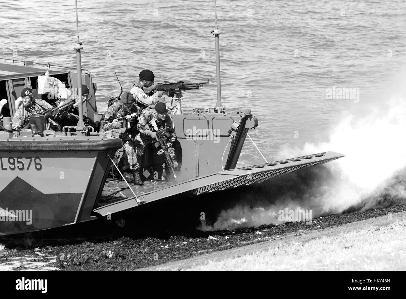 DEN HELDER, Niederlande - Juli 7: Niederländische Marines etwa an eine amphibische Demo während der niederländischen Marine-Tage am 7. Juli 2012 in Den aussteigen Stockfoto