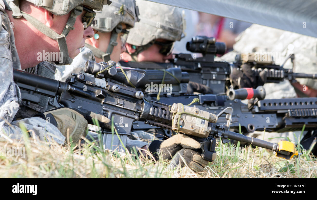 GRAVE, Niederlande - SEP 17, 2014: US-Soldaten der 82. US-Luftlandedivision in Aktion während der Operation Market Garden Memorial. Gärtnerei wurde Stockfoto