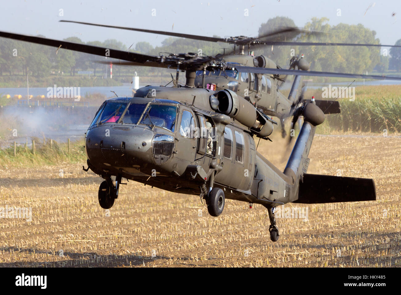 GRAVE, Niederlande - SEP 17: American Black Hawk-Hubschrauber anreisen in der Operation Market Garden-Gedenkstätte am Sep 17, 2014 Grave, Niederlande. Mark Stockfoto