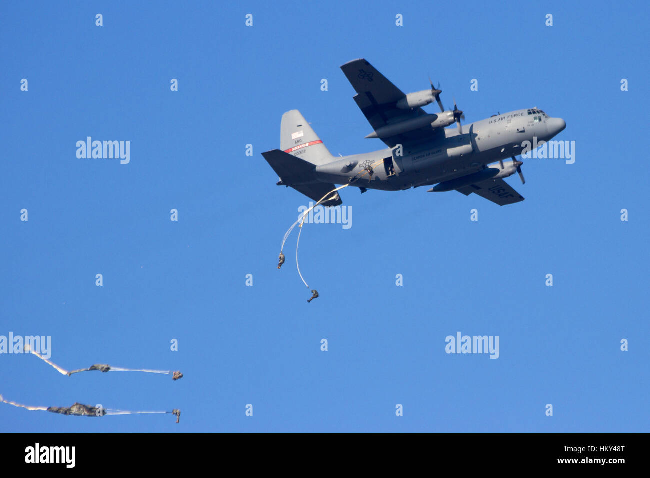 GROESBEEK, Niederlande - SEP 18: A USAF C-130 Hercules Fallschirmjäger von der 82. US-Luftlandedivision an der Operation Market Garden Memoria sinkt Stockfoto