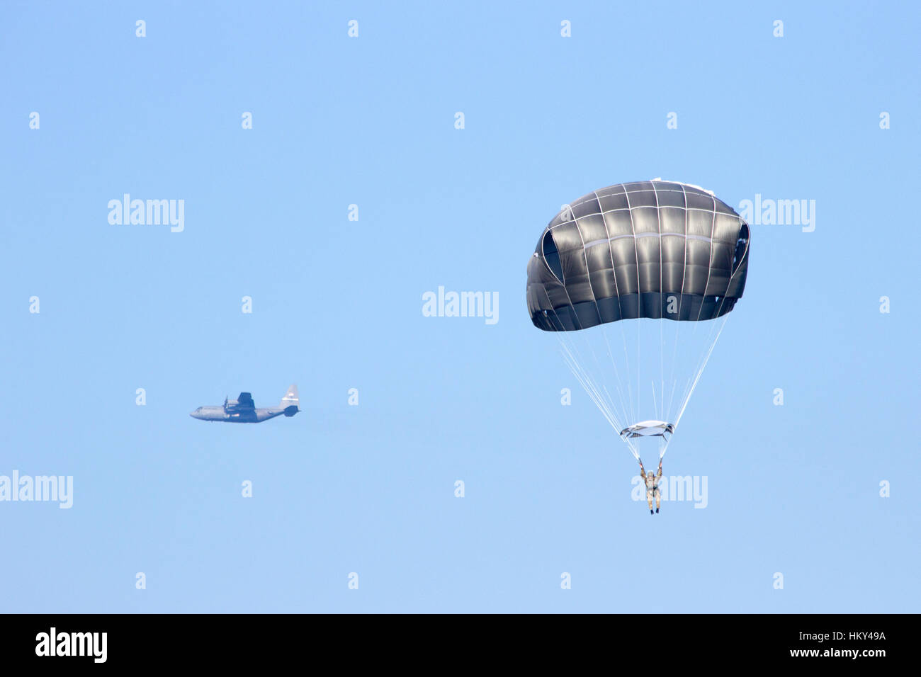 GROESBEEK, Niederlande - SEP 18, 2014: Fallschirmjäger aus der 82nd Airborne Division mit einem c-130 Hercules fliegen im Hintergrund während der Gärtnerei Stockfoto