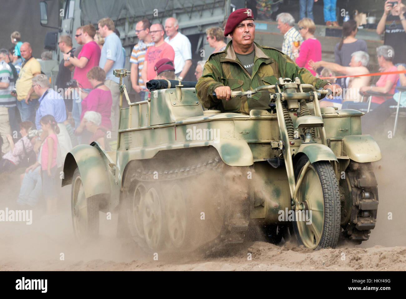 EDE, Niederlande - SEP 20, 2014: Besucher gerade eine Parade in der Gärtnerei-Gedenkstätte. Operation Market Garden war eine große alliierte militärische ope Stockfoto