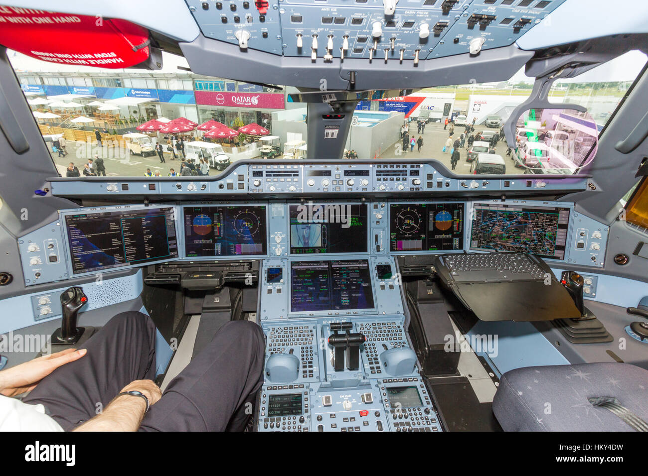 PARIS - 18. Juni 2015: Qatar Airways Airbus A350 XWB Cockpit. Qatar Airways ist der erste Benutzer des A350 mit der Erstflug am 15. Januar 2015. Stockfoto