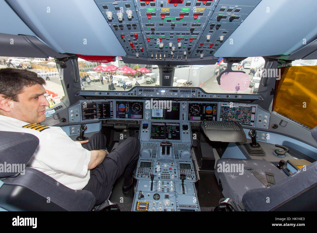 PARIS - 18. Juni 2015: Qatar Airways Airbus A350 XWB Cockpit. Qatar Airways ist der erste Benutzer des A350 mit der Erstflug am 15. Januar 2015. Stockfoto
