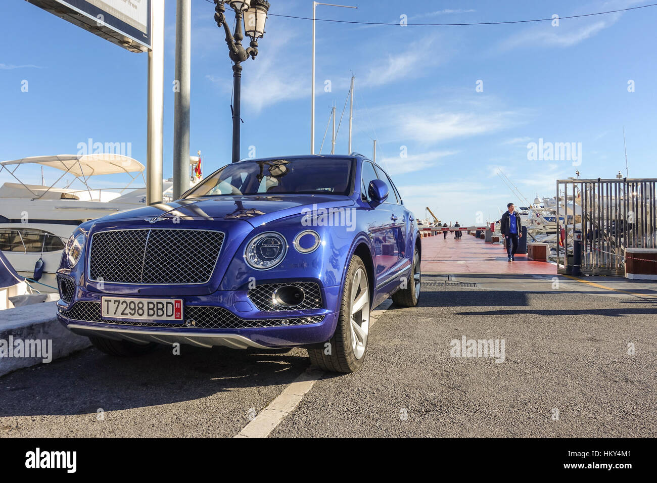 Bentley Bentayga SUV geparkt im Luxus Yachthafen Puerto Banus, Marbella, Spanien Stockfoto