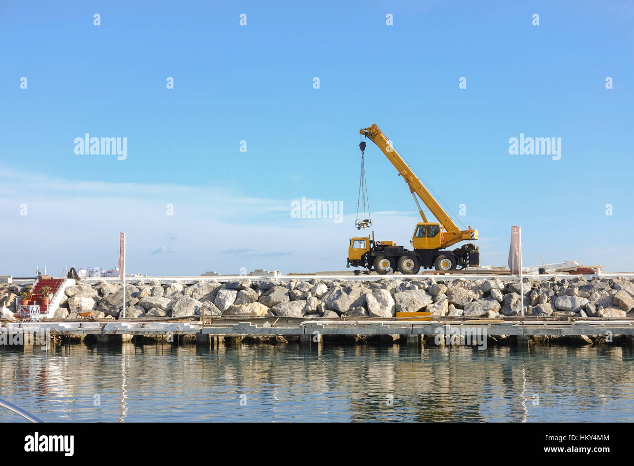 Mobiler Kran im Hafen von Marbella, Spanien. Stockfoto