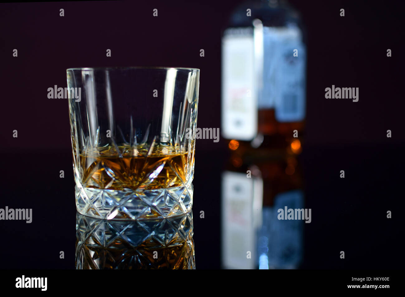 Glas Whiskey auf schwarzen Tisch mit schöne Reflexion. Stockfoto