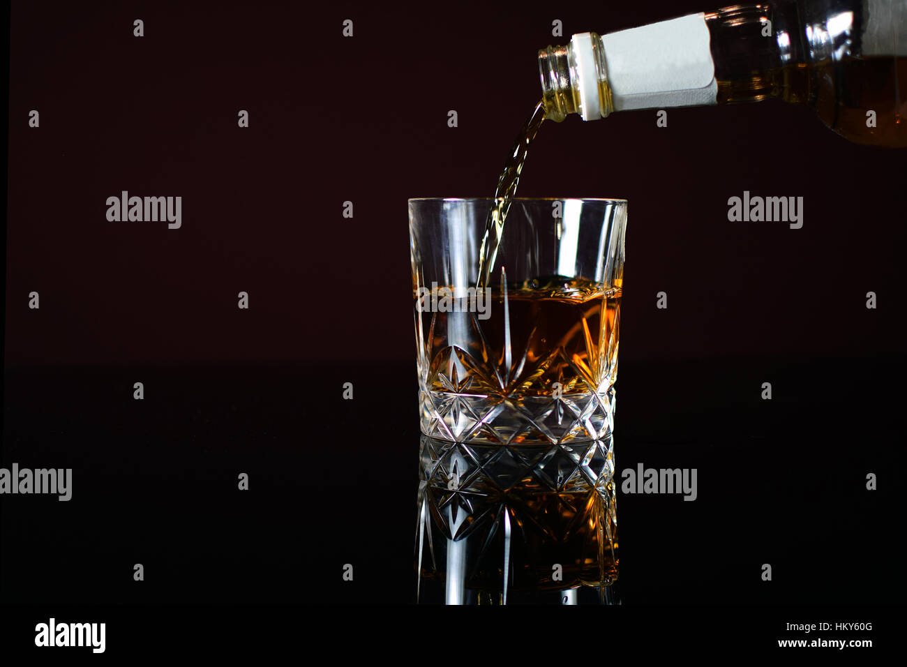 Bourbon Whiskey in Glas gießen. Stockfoto