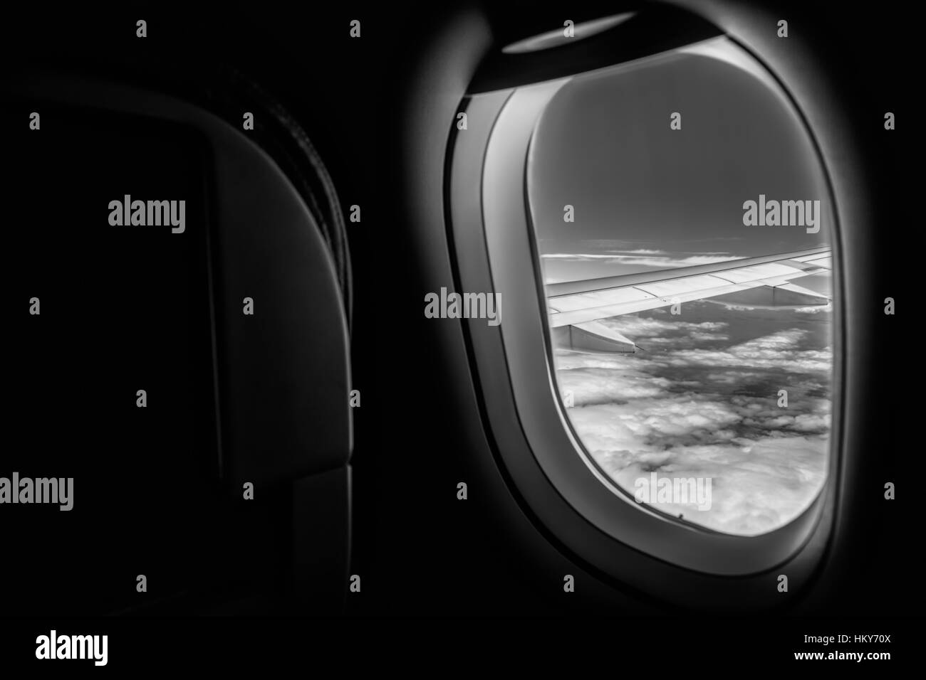 Weil das gesamte Flugzeug dunkel war und der High School Kid sitzen neben mir, das Spiel mit ihrem iPad gab mir einen bösen Blick, wenn ich den Schatten, Tak geknackt Stockfoto