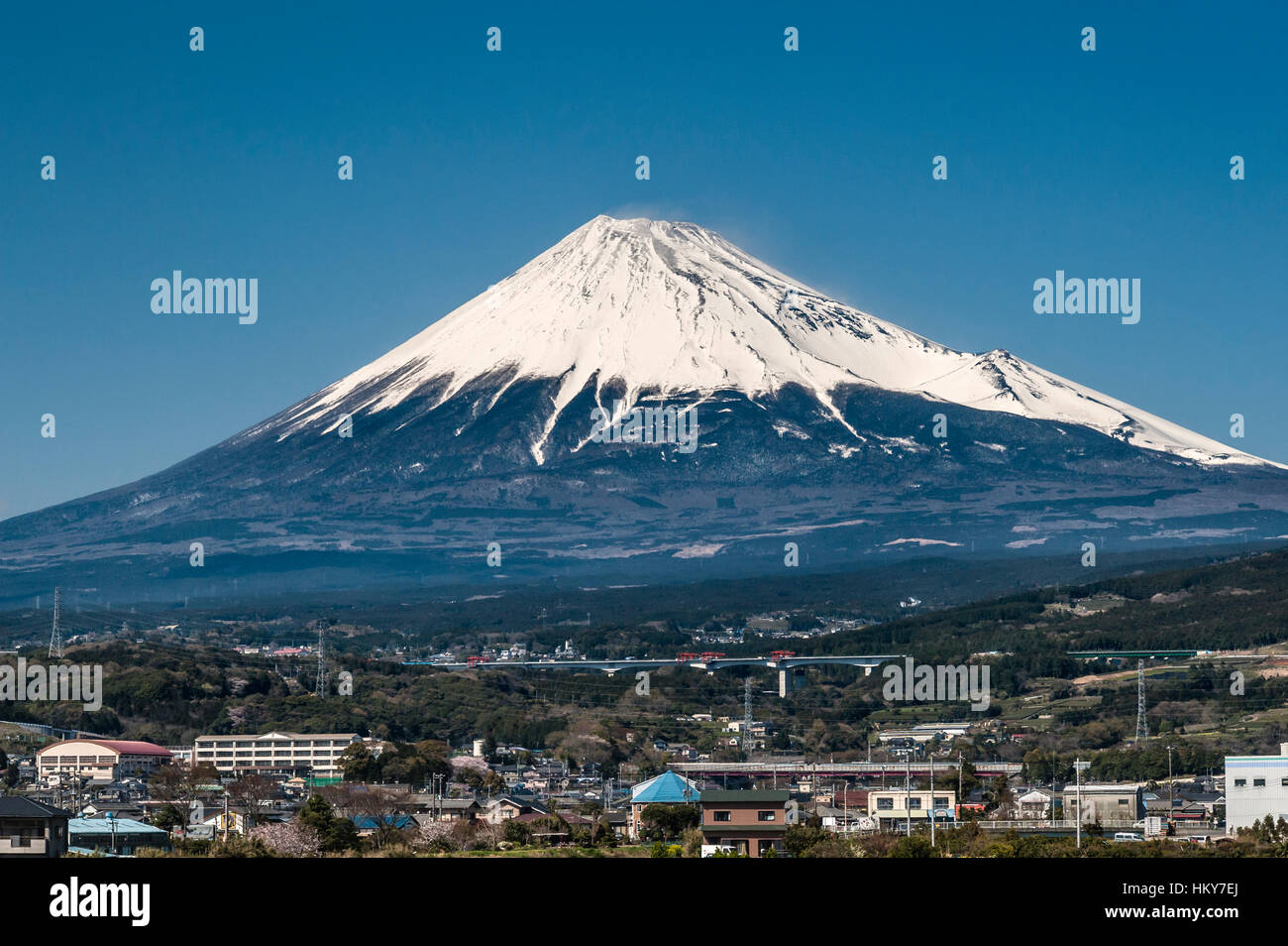 Japan. Einen schneebedeckten Berg Fuji aus dem Shinkansen (Hochgeschwindigkeitszug) zwischen Kyoto und Tokio Stockfoto