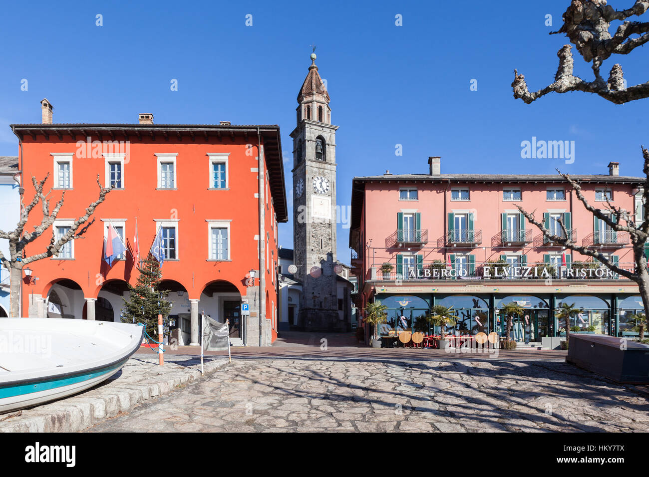 Seeufer mit Chiesa Santi Pietro e Paolo (St. Peter und Paul Kirche). Ascona, Schweiz Stockfoto