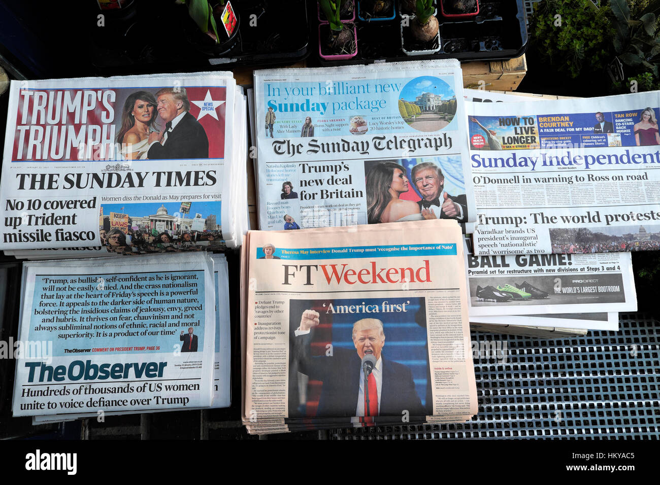 Titelseite Zeitung titelt in Großbritannien britische Zeitungsladen Sonntagszeitungen von Donald Trump und Melania Trump Einweihung London, UK 2017 Stockfoto