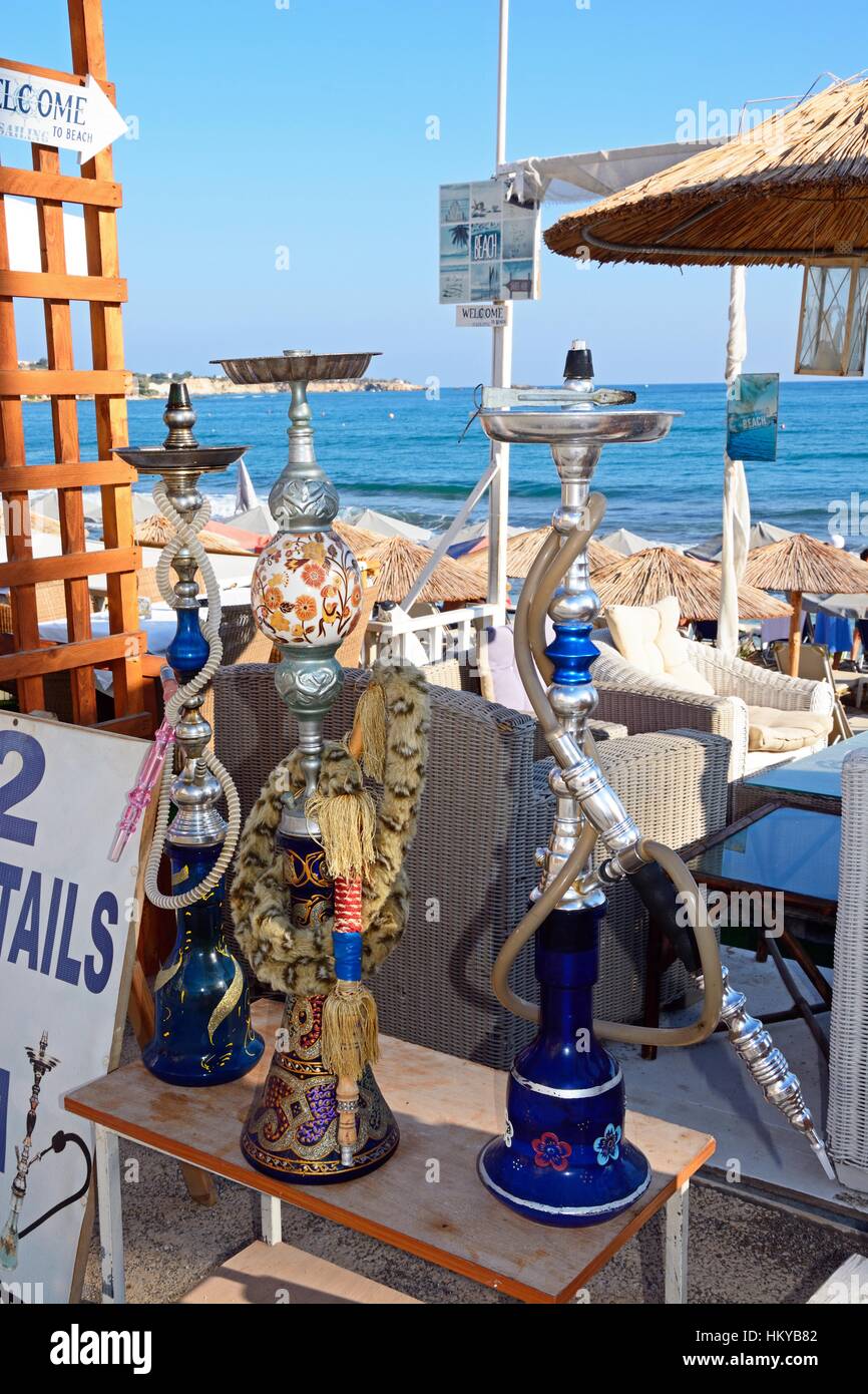 Shisha-Wasserpfeifen an einer Strandbar, Hersonissos, Kreta, Griechenland, Europa. Stockfoto