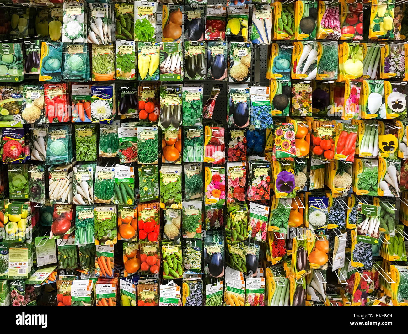 Bukarest, Rumänien - 29. April 2016: Landwirtschaft Saatgut für Gemüse Pflanzen zum Verkauf im Supermarkt stehen. Stockfoto