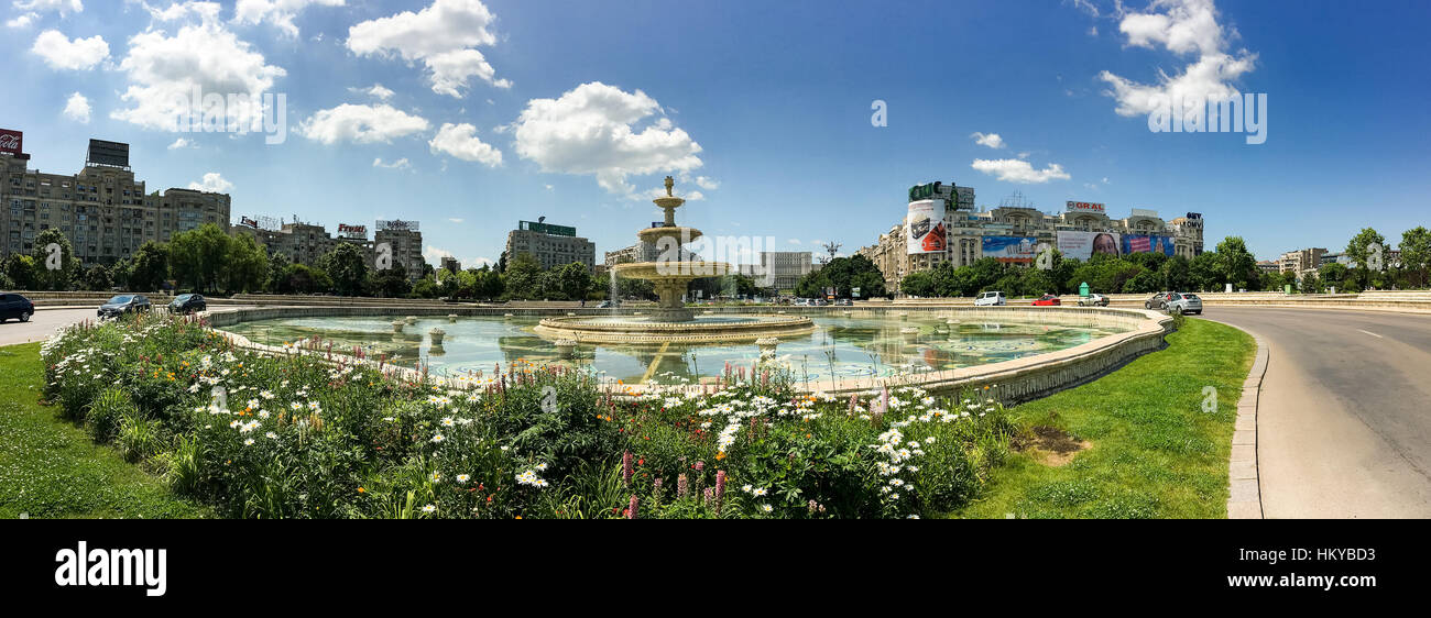 Bukarest, Rumänien - 28. Mai 2016: Union Square Brunnen und Haus des Menschen oder der Parlamentspalast (Casa Poporului) Ansicht vom Union Boulevard (Bule Stockfoto