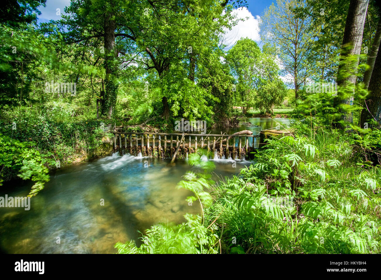 Wier mit schnell fließenden Gewässern Dordogne Frankreich Stockfoto
