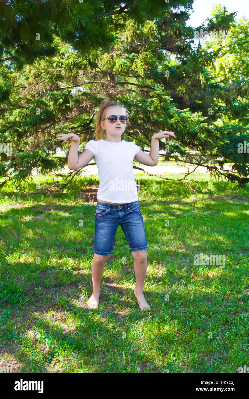 Foto von niedlichen Tanzendes Mädchen mit Sonnenbrille im Sommer Stockfoto