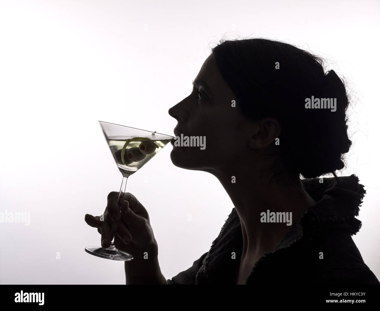 Silhouette einer Frau, die einen Martini schlürfen. Stockfoto