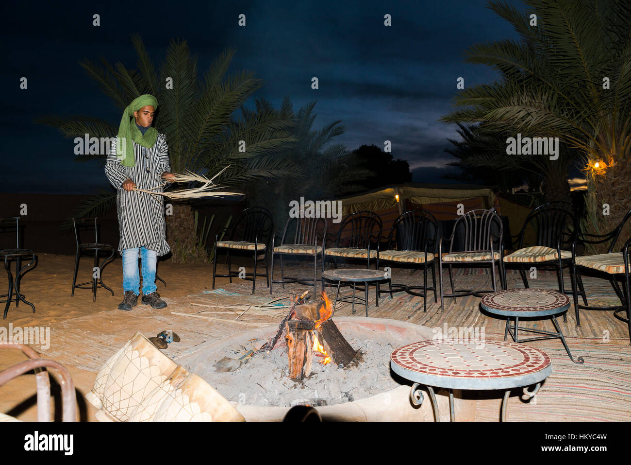 Beduinen sitzend Lagerfeuer, Merzouga, Meknès-Tafilalet Region, Provinz Errachidia, Marokko, Afrika Stockfoto