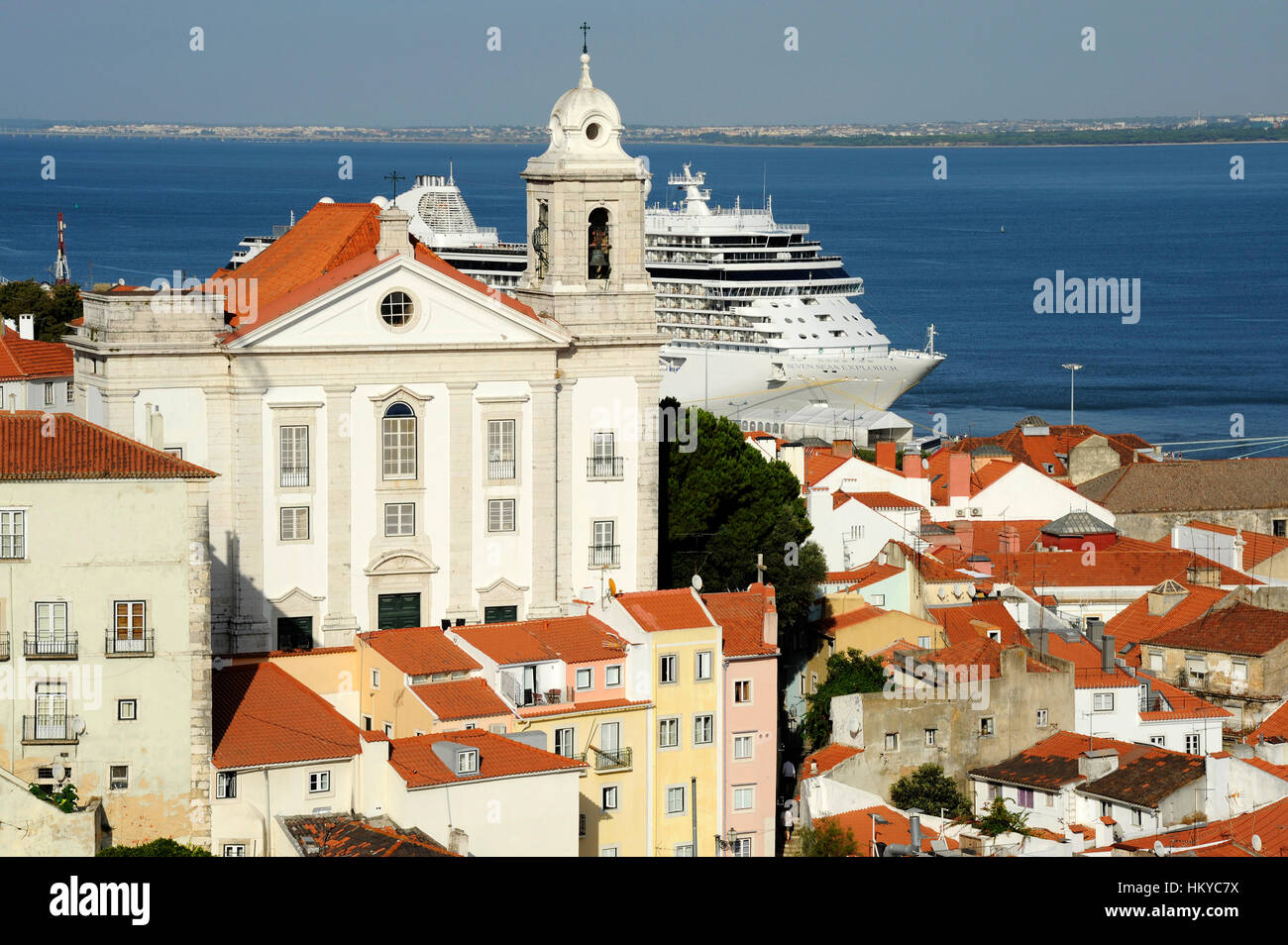 Seven Seas Explorer Kreuzfahrtschiff am Santa Apolonia Passenger terminal, Igreja de Santo Estevao Kirche, Lissabon, Portugal Stockfoto