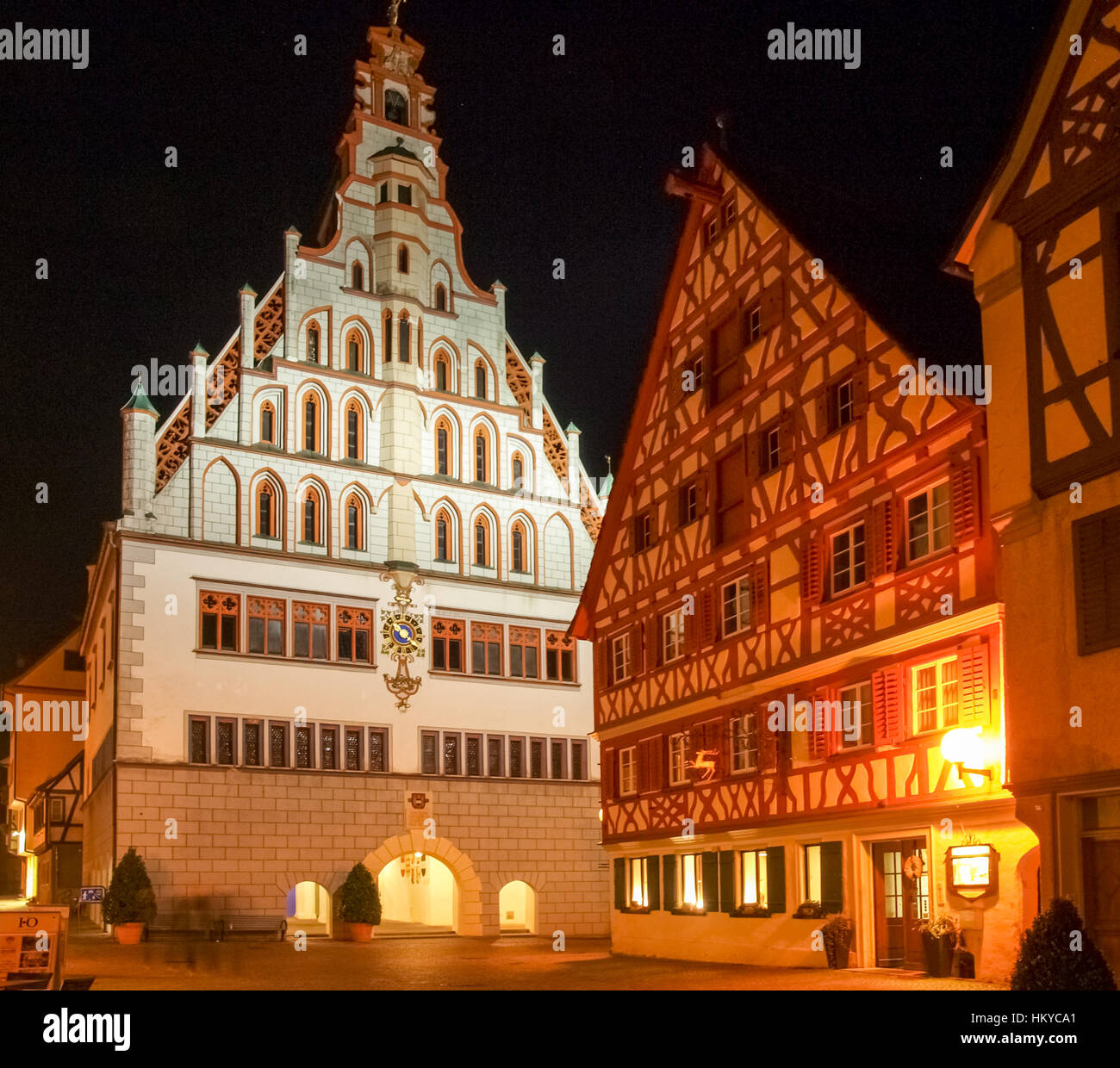 Bad Waldsee, Deutschland - 1. November 2014: typische alte Häuser der Altstadt künstlich beleuchtet bei Nacht Stockfoto