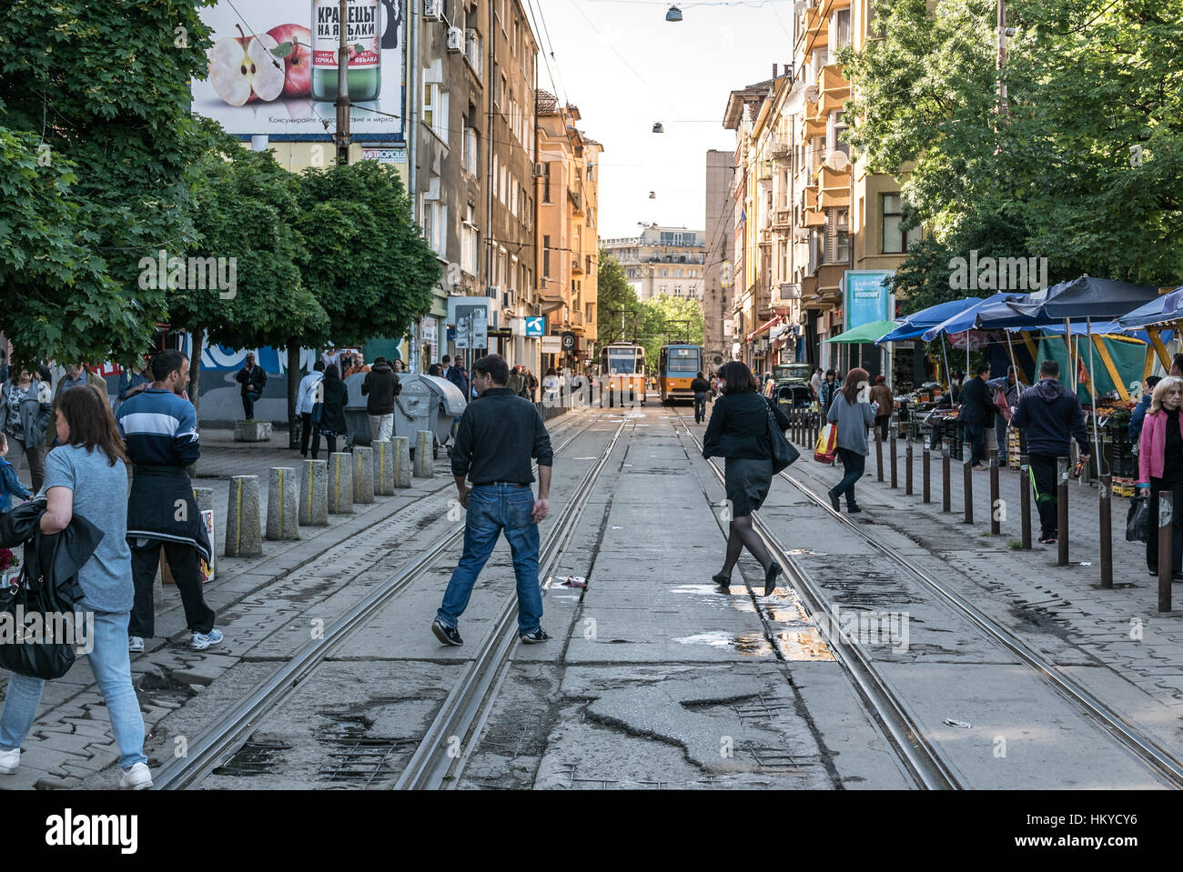 Die Menschen gehen auf der Straße in Sofia. Der Weg ist nur Fußgänger und Straßenbahn. Im Zentrum von Sofia Stockfoto