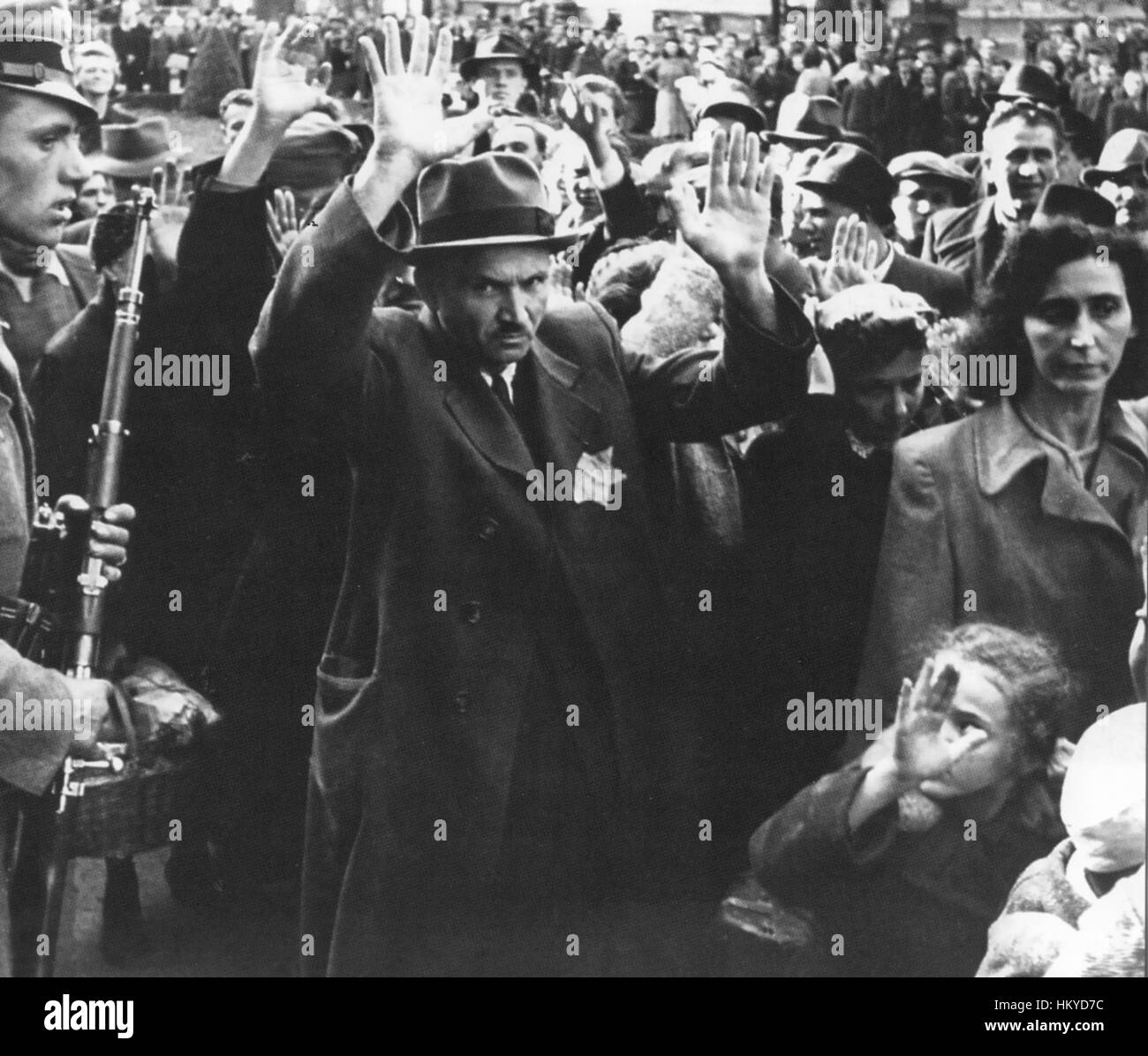 BUDAPEST A deutsche Soldier steht Wache, wie Juden in der ungarischen Hauptstadt Ende 1944 aufgerundet werden Stockfoto