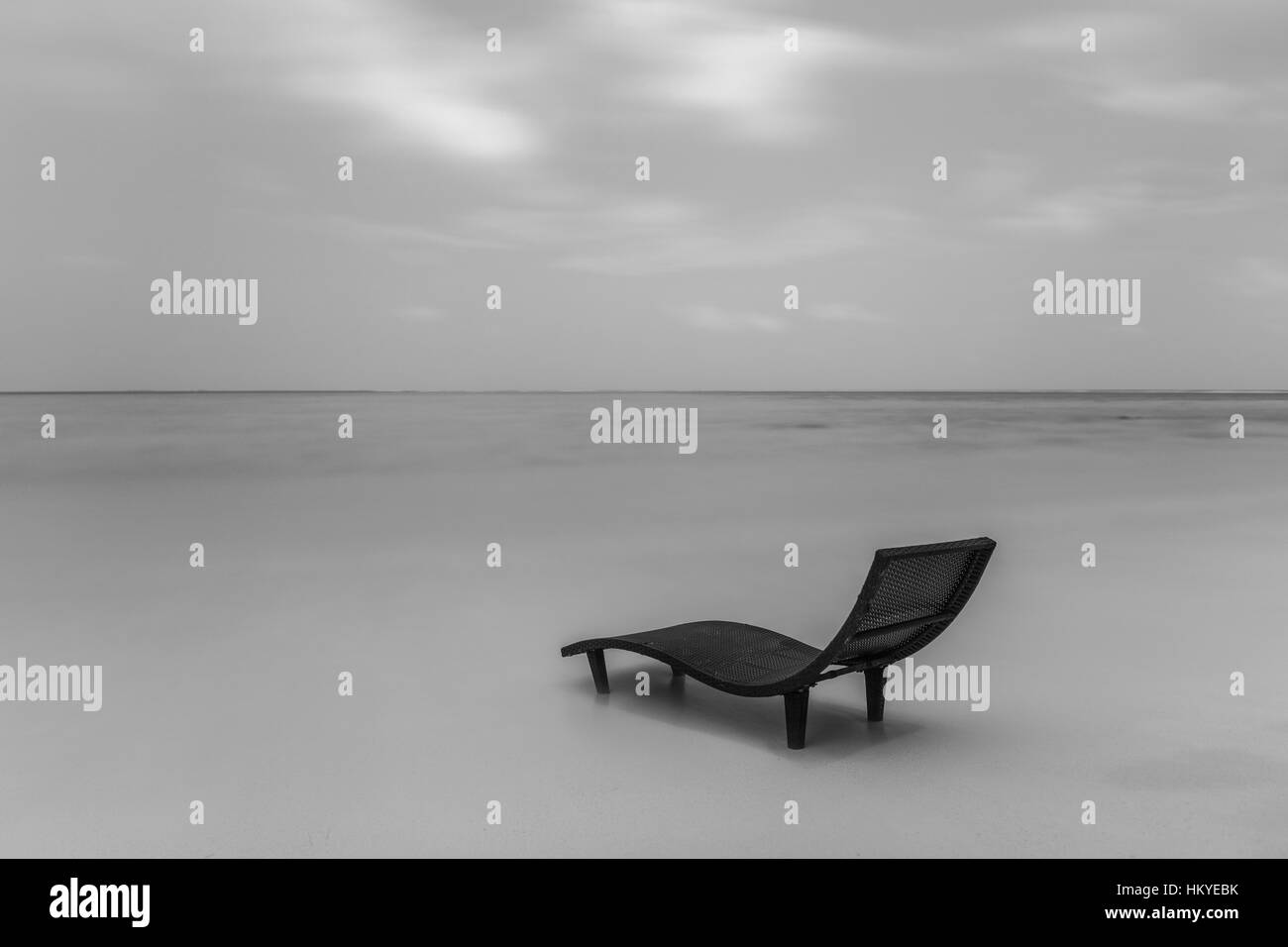 Schwarze und weiße Landschaft einsame Liege am Strand Stockfoto