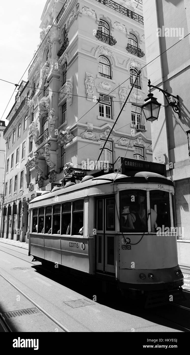 Antiken Trolleys in Lissabon, Portugal. Vintage gelbe Straßenbahnen. Stockfoto