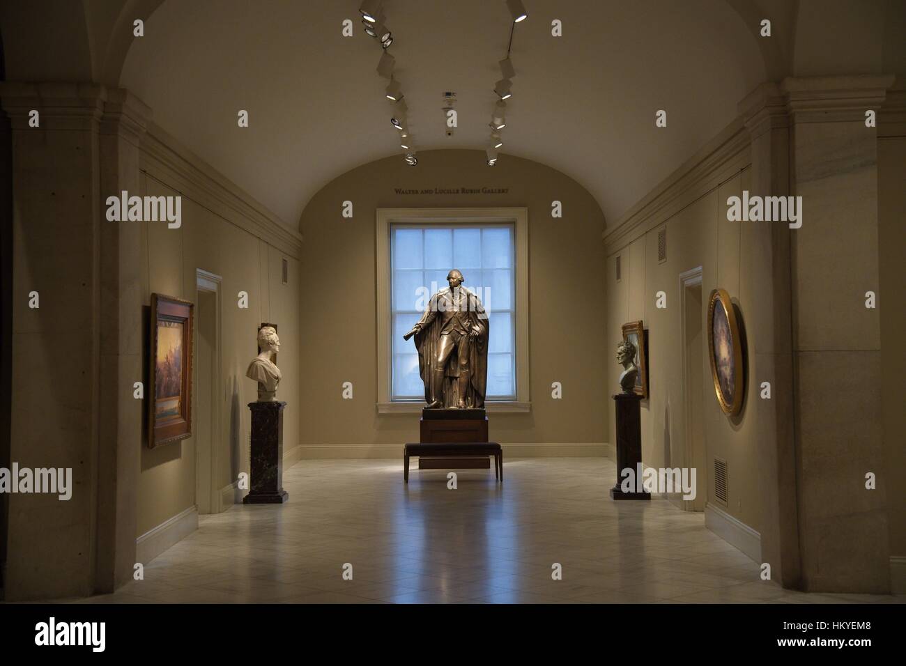 Statue von George Washington auf dem Display an der National Portrait Gallery-Kunst-Museum, untergebracht im historischen Altbau Patentamt in Washington, D.C. Teil der Smithsonian Institution. Stockfoto