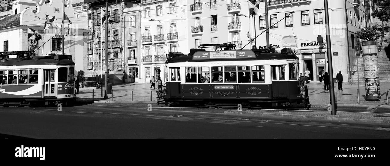 Antiken Trolleys in Lissabon, Portugal. Vintage gelbe Straßenbahnen. Stockfoto