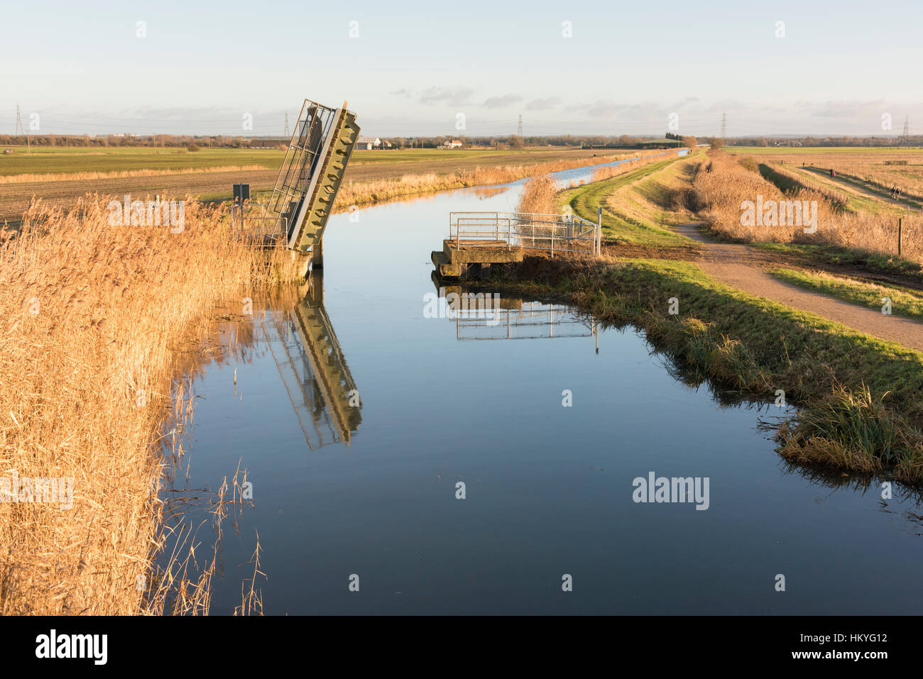 Eine anhebende Brücke auf dem Kommissar Drain Entwässerungsrinne und Fluss in Wicken Fen Cambridgeshire Ely UK Stockfoto