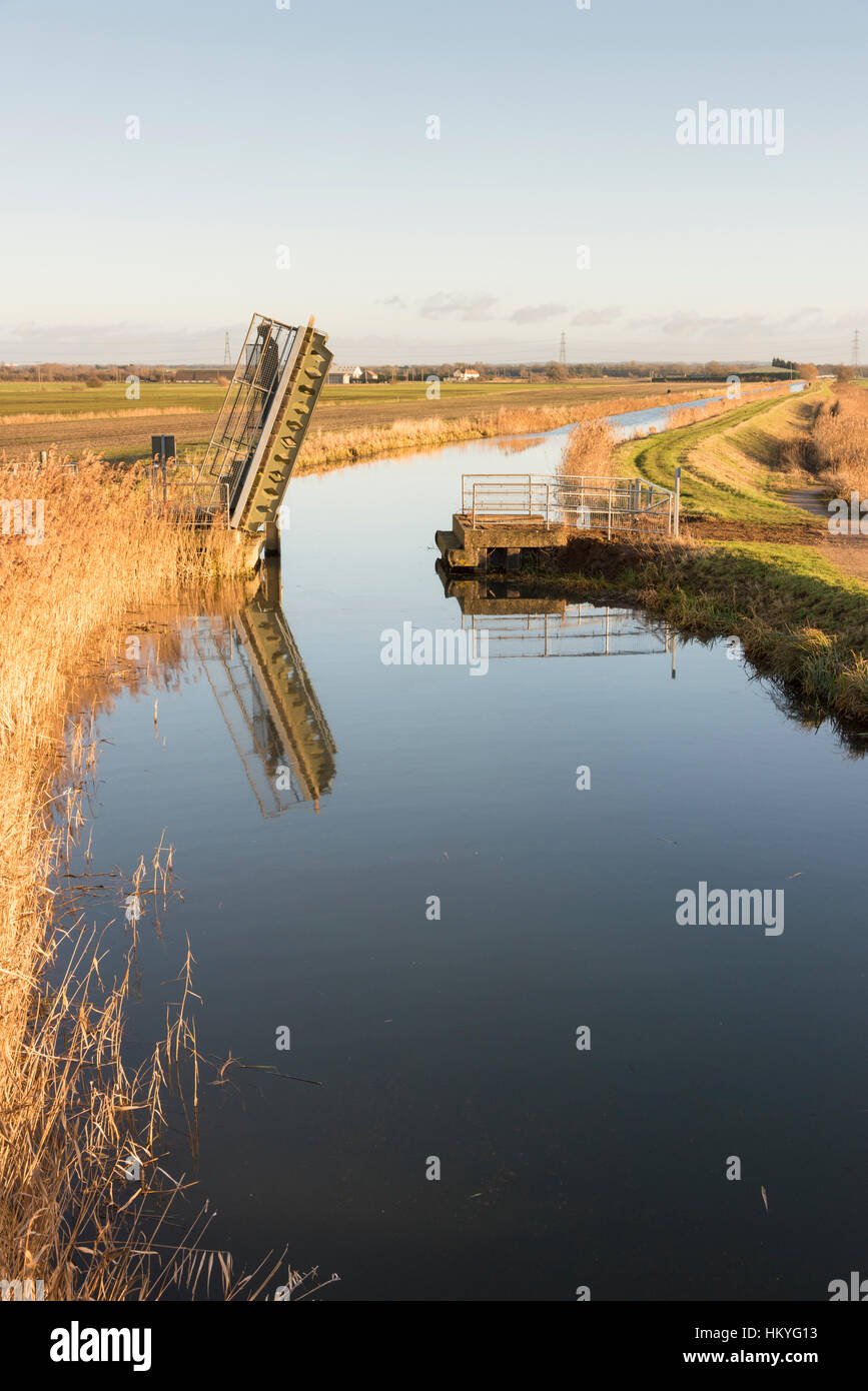 Eine anhebende Brücke auf dem Kommissar Drain Entwässerungsrinne und Fluss in Wicken Fen Cambridgeshire Ely UK Stockfoto