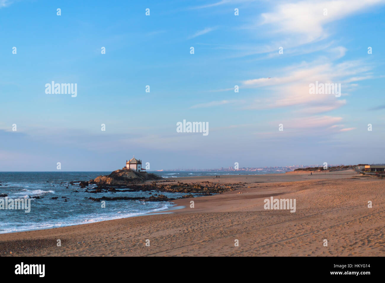 Miramar Beach und Kapelle Senhor da Pedra, Vila Nova De Gaia, Portugal. Stockfoto