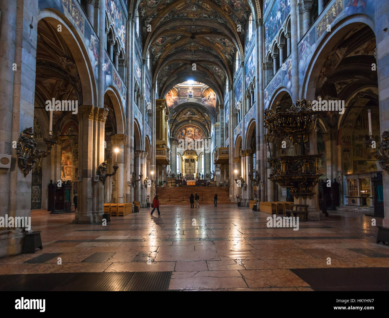 PARMA, Italien - 3. November 2012: Innere des Dom in Parma Stadt. Der Bau der Kirche wurde 1059 durch Bischof Cadalo begonnen und war con Stockfoto