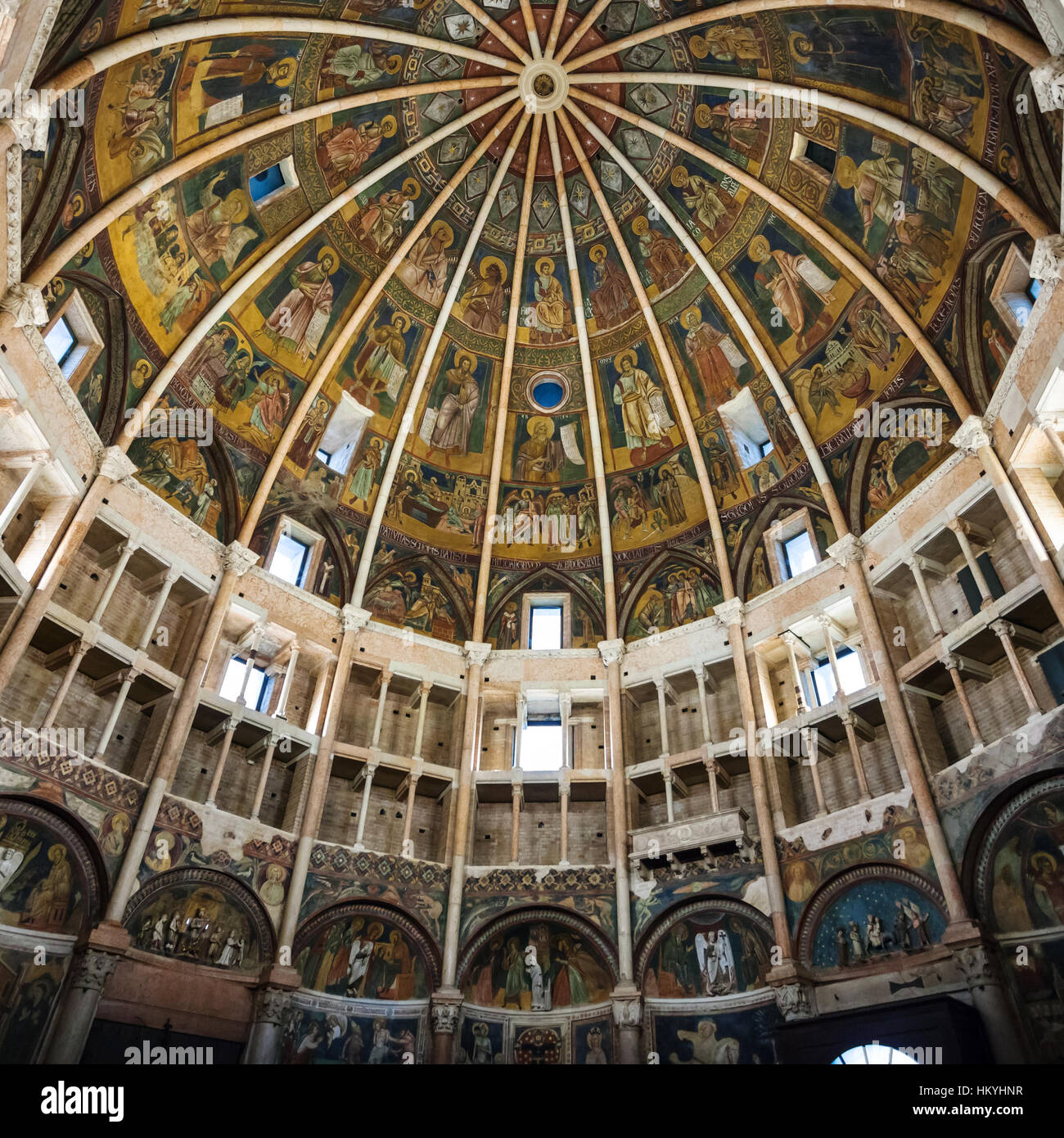 PARMA, Italien - 3. November 2012: innere Baptisterium in Parma Stadt. Construtrion Baptisterium begann 1196 von Antelami. Stockfoto