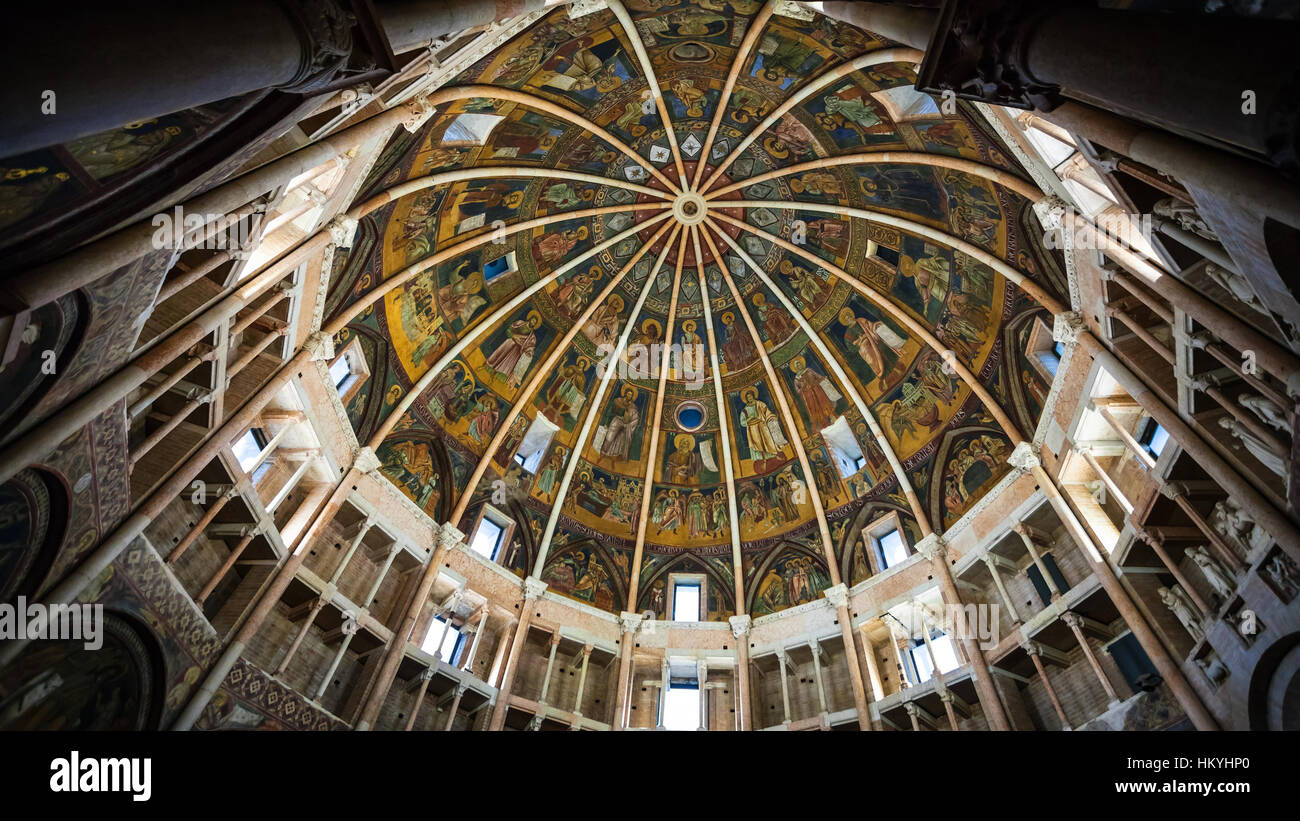 PARMA, Italien - 3. November 2012: verzierte Kuppel des Baptisterium in Parma Stadt. Bau des Baptisterium begann 1196 von Antelami. Stockfoto
