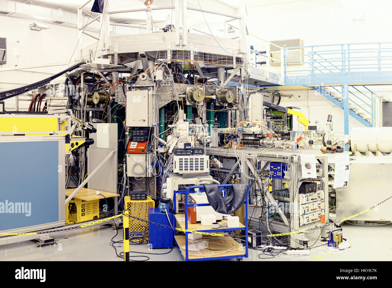 Prag, Tschechische Republik - NOVEMBER 2: Tokamak Kompass im IPP in Prag während der Woche der Wissenschaft und Technologie, organisiert von der Akademie der Wissenschaften der Tschechischen Republik Stockfoto